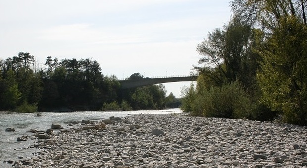 Si impicca al ponte, il cappio cede: precipita 10 metri nel fiume, salvato