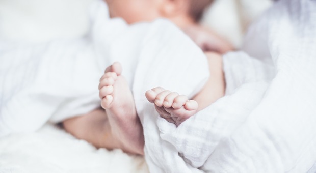 Crisi respiratoria durante il parto: neonata salva con respirazione extracorporea