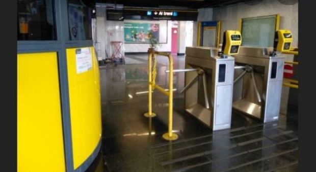 Ladri nella stazione della metropolitana di Piscinola: rubati i ticket viaggio