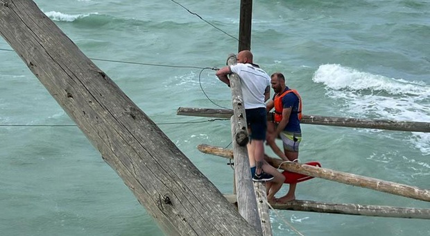 Punta Aderci, tre turisti rischiano di annegare e si aggrappano al trabocco: salvataggio estremo