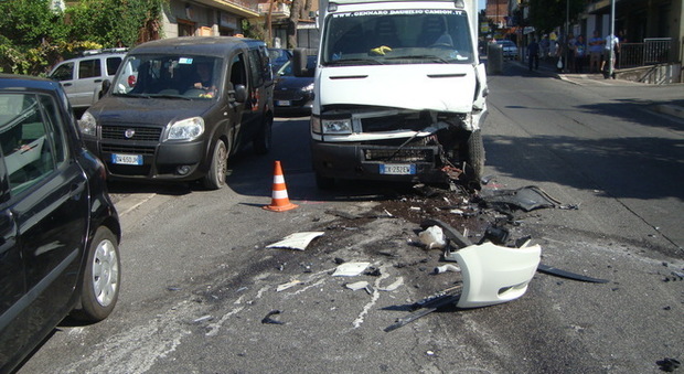 Albano, schianto tra tre auto: ragazza ferita