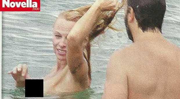 Pamela Anderson in topless a Biarritz con l'ex marito Rick Solomon