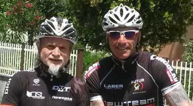 L'impresa in bici di due amici per celebrare il gemellaggio