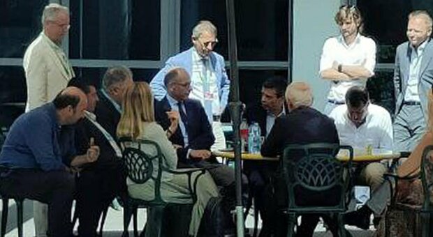 Meloni, Letta e Salvini, sorrisi tra i leader a tavola a Rimini: poi Cl acclama Giorgia