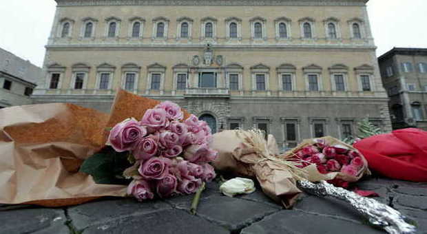 Attentato a Parigi, a Roma fiori davanti all'ambasciata francese. Tronca telefona all'ambasciatrice