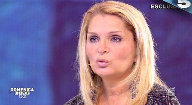 Ex moglie di Totò Schillaci strappa la carta d'indentità in tv: "Lo Stato mi ha massacrata"