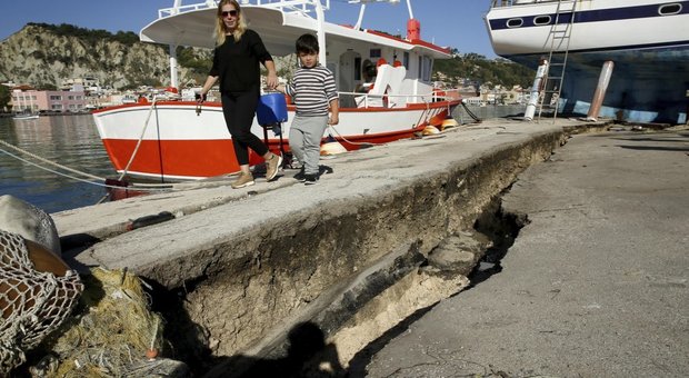 Terremoto in Grecia, in Italia mini-tsunami su tre regioni. L'Ingv: «Si è rotta una faglia»