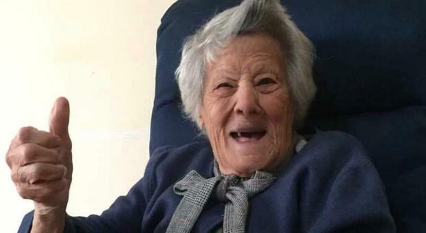 Circondata dai nipoti, nonna Dina compie 104 anni. Il sindaco: «Una gioia per tutta la città di Galatone»