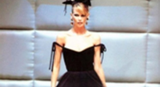 Claudia Schiffer, all'asta l'abito di Valentino indossato a Roma