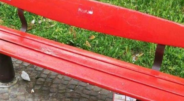 Napoli - La panchina rossa, dedicata a Stefania Formicola e a tutte le donne vittime del femminicidio
