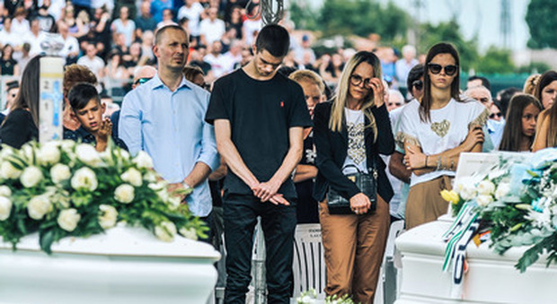 Giovanni, Leo, Eleonora e Riccardo: in 5mila allo stadio per l'addio ai ragazzi morti a Jesolo. Le lacrime di sorelle e amici