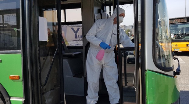 Sanificazione di un autobus Tua a Pescara Coronavirus, «Noi in prima linea sulle strade», la rischiosa Fase 2 degli autisti dei bus