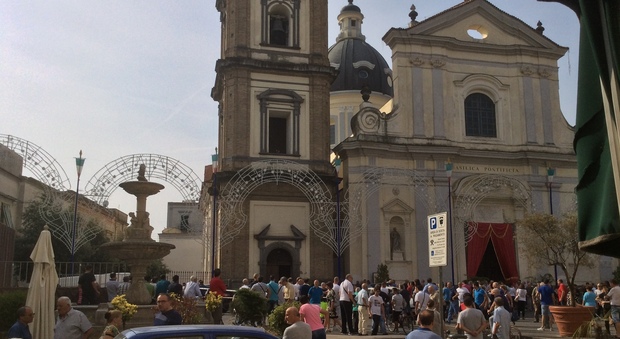 Napoli, tragedia alla festa patronale: operaio precipita dal campanile e muore