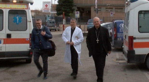 Il vescovo Spinillo fa visita in ospedale a Gaetano, aggredito da babygang: «Al mondo ci siamo anche noi buoni»