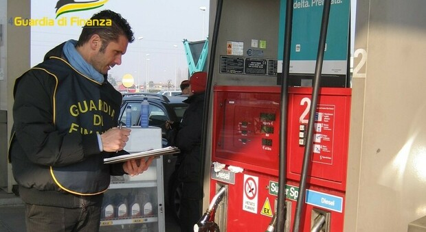 Caro carburante, multati cinque benzinai "furbetti del prezzo"