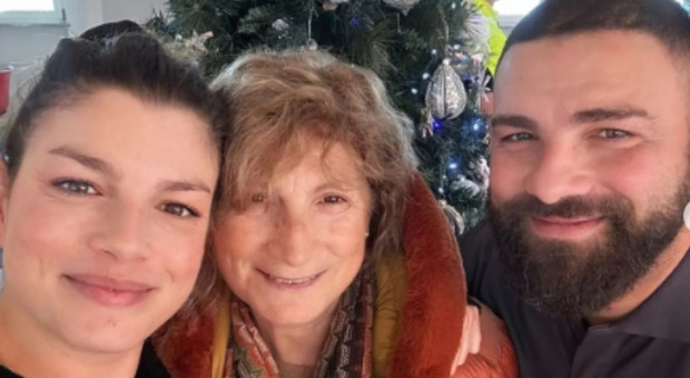 Emma Marrone, Natale nella caserma dei Vigili del Fuoco con la famiglia: «L'importante è essere uniti»