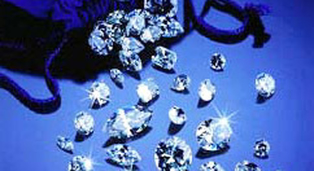Maxi furto di diamanti, smeraldi, rubini e argenti per 200mila euro