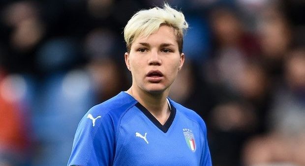 Calcio femminile, l'azzurra Linari fa coming out: «Un gol per la mia compagna. In Italia su omosessualità non siamo ancora pronti»