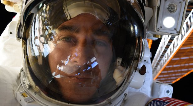 Passeggiata spaziale con imprevisto: l'astronauta lascia cadere uno specchietto, ora vaga nell'universo