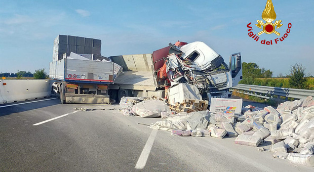Incidente in A4, il Tir perde il carico: autostrada bloccata