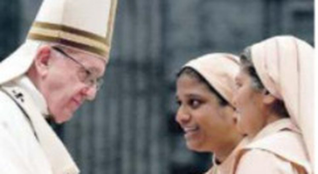 La svolta (a metà) di Papa Francesco, donne sull'altare ma senza dire messa