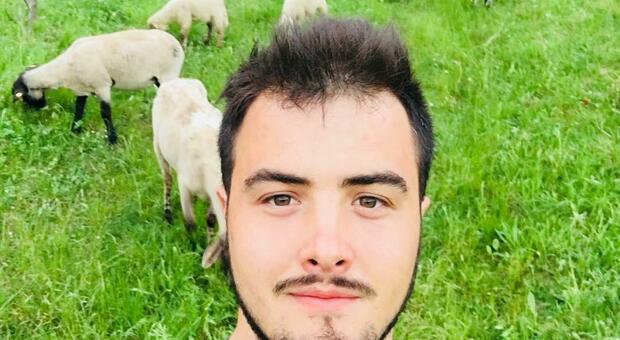 Marco Vuerich, giovane agricoltore resiste sul Nevegal