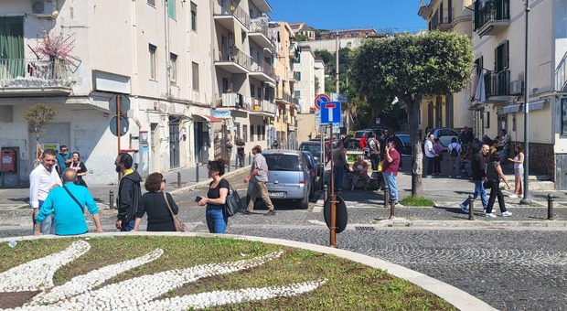 Terremoto a Pozzuoli, paura tra i residenti: " Dopo la prima forte scossa, siamo scesi tutti in strada"