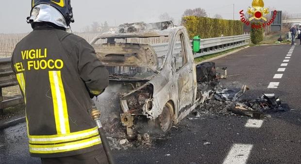 Incendi in A4, distrutto un furgone In fiamme anche un semirimorchio