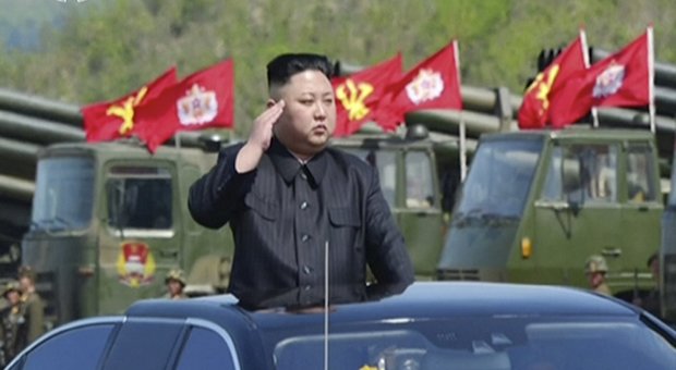 Corea del Nord, Kim Jong Un minaccia: «Il mondo sperimenterà in futuro nuova arma strategica»