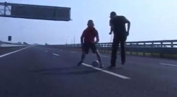 Giocano a calcio in autostrada "Qui non passa nessuno"