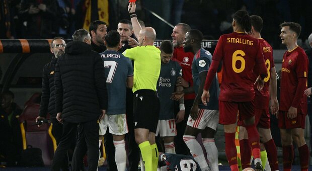 Roma-Feyenoord, follia di Foti: il vice di Mourinho colpisce un avversario e viene espulso