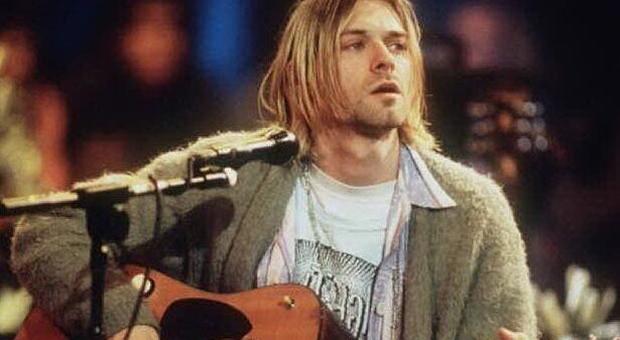 Il maglione di Kurt Cobain dei Nirvana venduto all'asta per una cifra record: lo indossava nel 1993, non è mai stato lavato