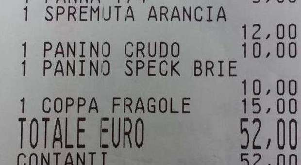 Due panini e una coppa di fragole: 52 euro. E il bar si difende: «Sono i nostri prezzi»