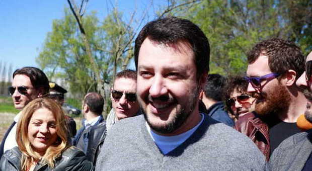 Salvini sui campi rom: «Li raderei tutti al suolo»