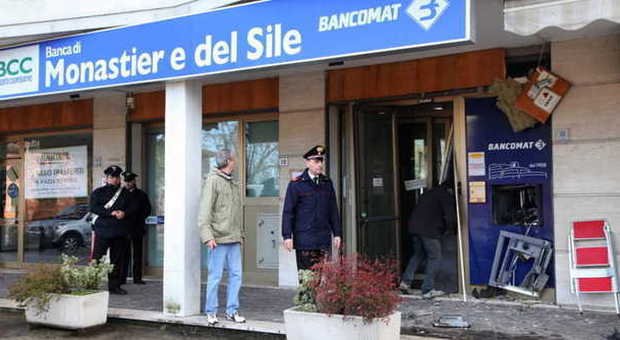 Banda dell'acetilene in azione: sventrato un bancomat a Breda
