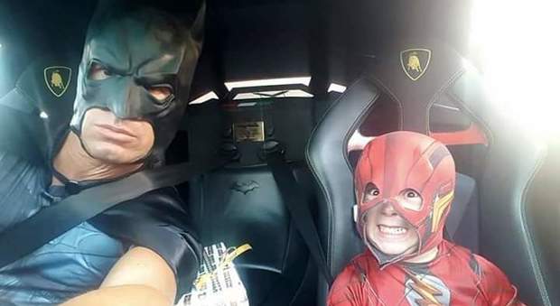 «Io, super eroe del sorriso divento Batman per aiutare i bimbi malati»
