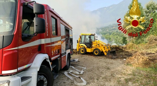 Incendio a Summonte in Irpinia, sette ore per spegnere il rogo di scarti
