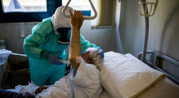 Covid, a Napoli ospedali in affanno: al San Paolo arrivano tre anziani No vax