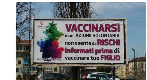 Cartellone No Vax davanti l'ospedale di Torino, sui social il richiamo al comune: «Spetta a voi rimuoverlo»