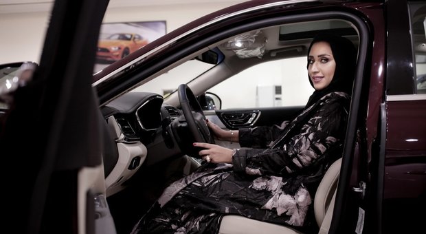 Arabia Saudita, fine del divieto: da oggi anche le donne possono guidare