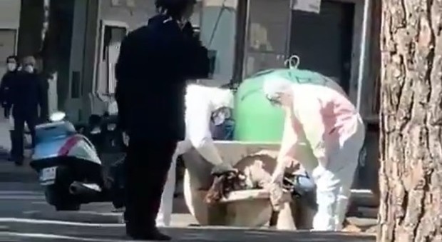 Coronavirus a Bergamo, la bufala del video della ragazza morta su una panchina gira il mondo. Ma è un falso: cosa è successo