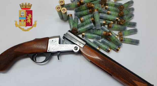 Acerra: fucile a canne mozze e munizioni in casa, 38enne arrestato dalla polizia