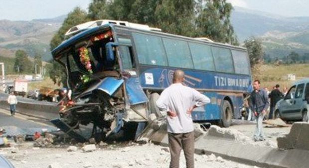Pullman contro autobus: decine di morti carbonizzati