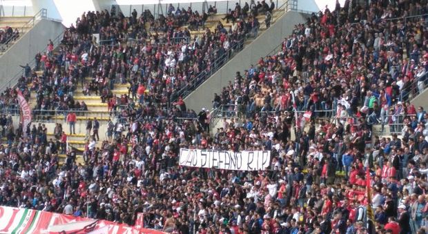 Bari, allo stadio uno striscione in ricordo di Stefano Fumarulo