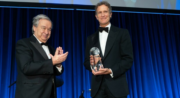 Alessandro Benetton, 59 anni, riceve dalle mani del Segretario Generale dell’Onu, Antonio Guterres, il riconoscimento di “Global Advocate of the Year”