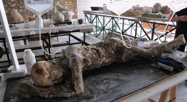 Pompei, restaurati 86 calchi delle vittime del Vesuvio. Saranno esposti al museo archeologico a Napoli