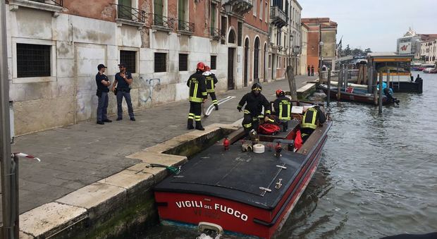 Allarme bomba a Venezia, trolley abbandonati all'imbarcadero: fatti brillare