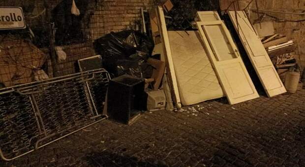 Napoli, intero appartamento smaltito in strada: «Denunciate questi illeciti»