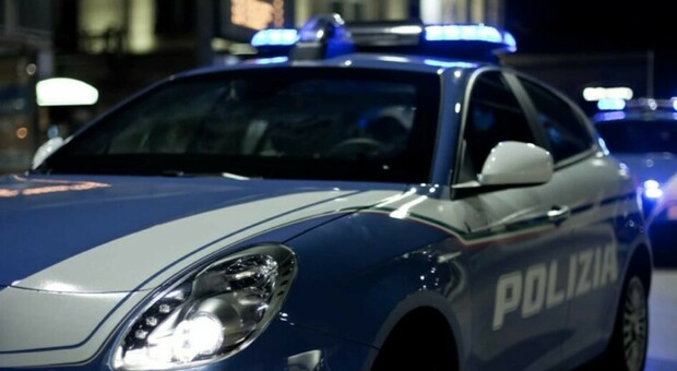 Roma violenta, uomo armato rompe il vetro di una 62enne e le ruba un orologio e due bracciali: bottino da 50mila euro