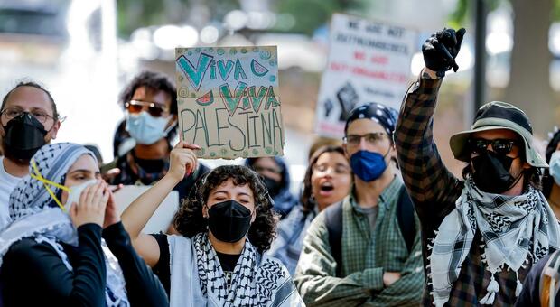 Gaza, kefiah e mascherina: perchè chi protesta contro Israele vuole l'anonimato